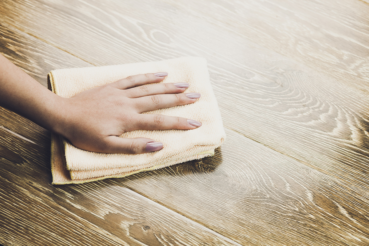 Những mẹo vặt giúp làm sạch bong cửa gỗ và cầu thang gỗ nhà bạn